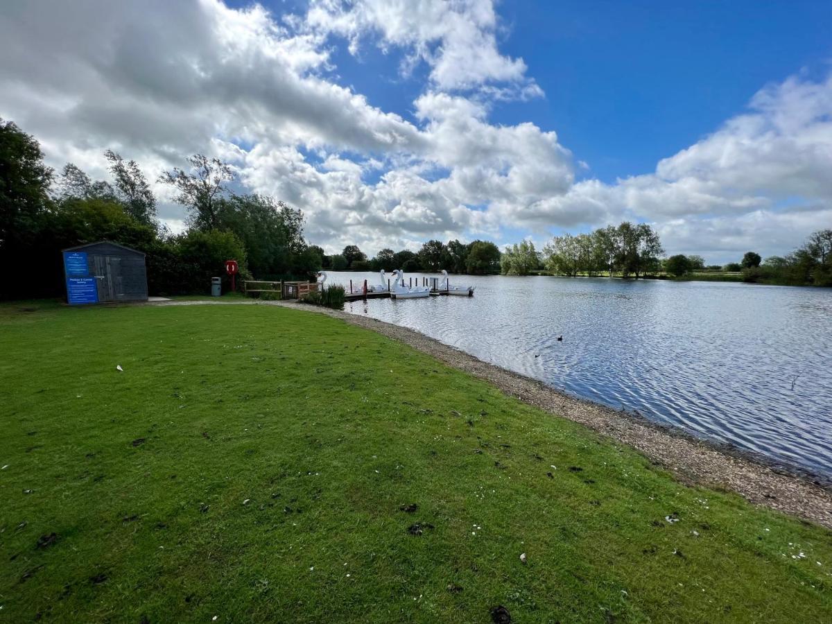 Mallard Corner, Cosy Cotswold Lakeview Lodge South Cerney Exteriér fotografie